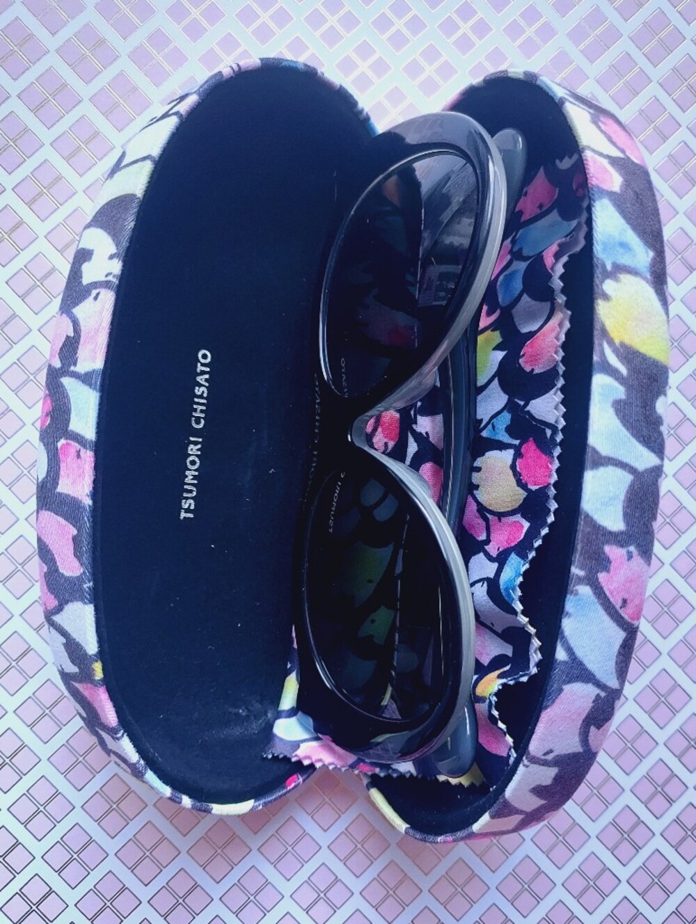 Tsumori Chisato Black Sunglasses with cats pattern colorful Case box cloth set - Picture 9 of 16
